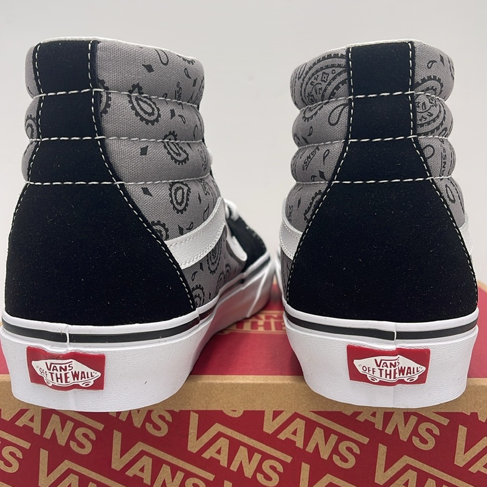 Vans Men’s Sk8-Hi Paisley Gray/True White
VN0005U9BGJ
Sneakerss - Picture 13 of 16